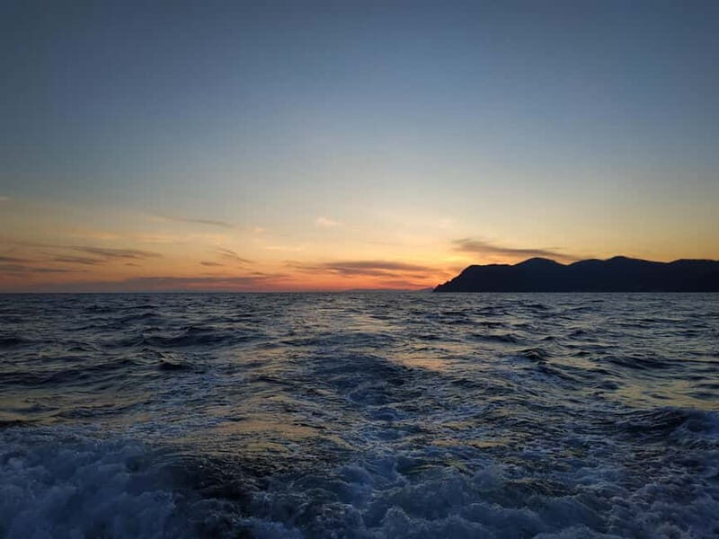 Riomaggiore: Cinque Terre Sunset Tour with Wine & Focaccia - Practical Tips for Booking and Enjoying