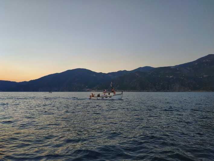 riomaggiore-cinque-terre-sunset-tour-with-wine-focaccia