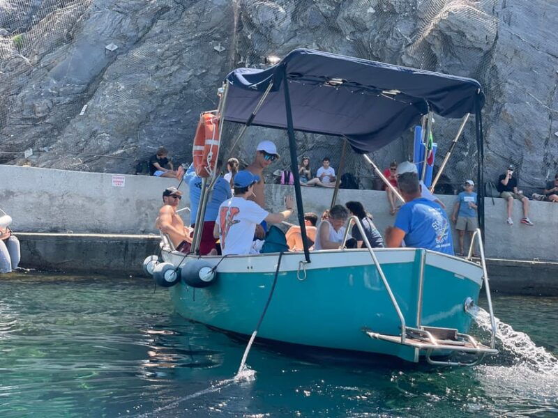 riomaggiore-guided-boat-tour-around-cinque-terre