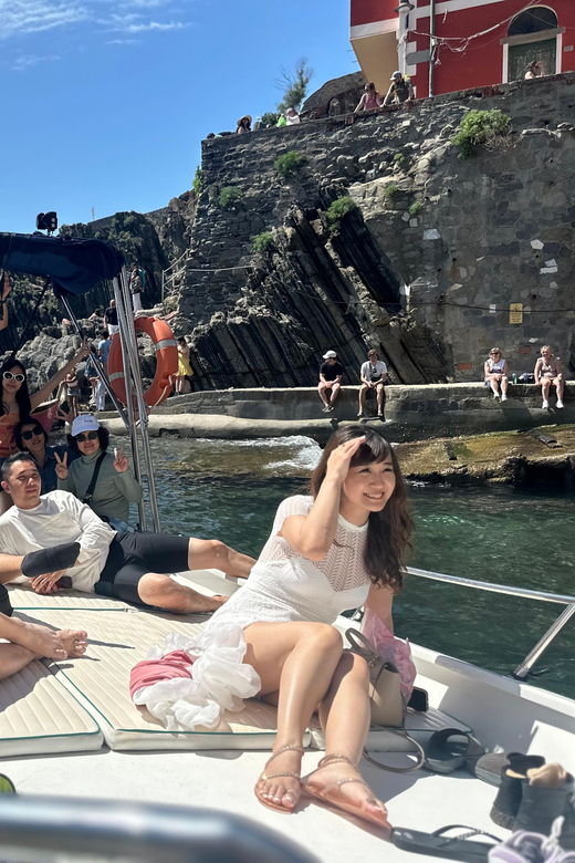riomaggiore-guided-boat-tour-around-cinque-terre