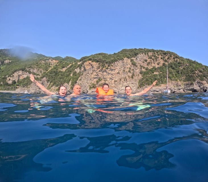 riomaggiore-guided-boat-tour-around-cinque-terre