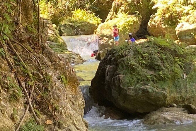 river-rapids-in-jamaica-with-french-tour-guide