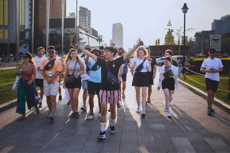 riverside-walking-tour-with-snack-drinks-local-ferry-ride