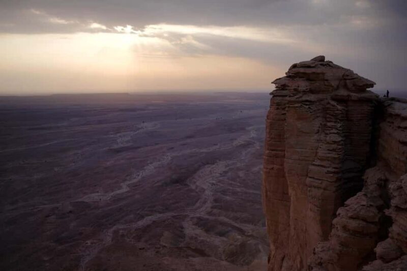 Riyadh Province: Edge of the World Tour Sunset with Dinner - Key Points