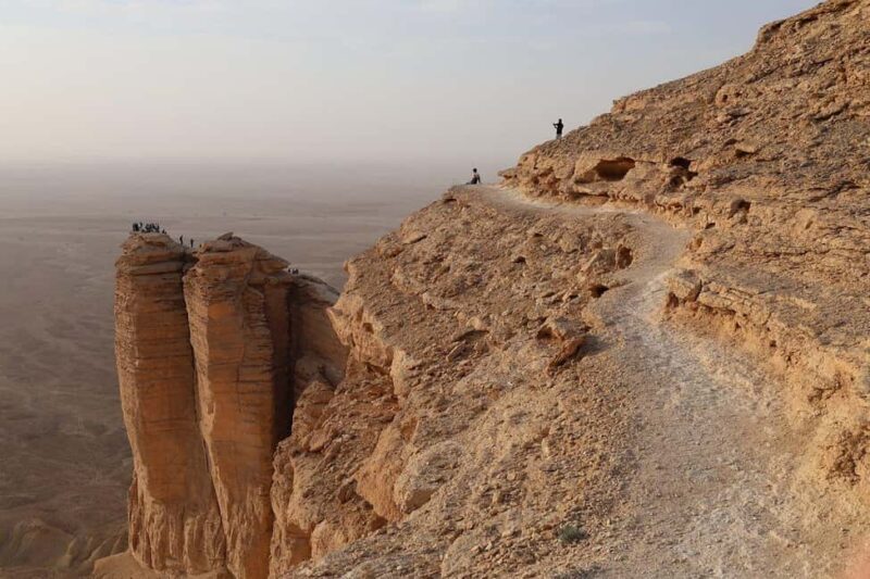 Riyadh Province: Edge of the World Tour Sunset with Dinner - Exploring the Edge of the World Sunset Tour in Detail