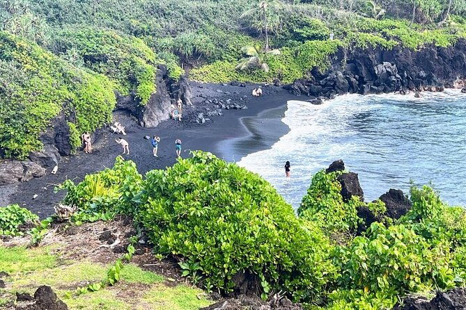 road-to-hana-black-sand-beach-waterfalls-turtles-tour