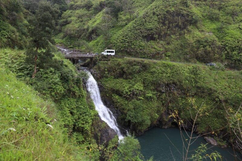 road-to-hana-professional-guide-food-swimming-waterfalls
