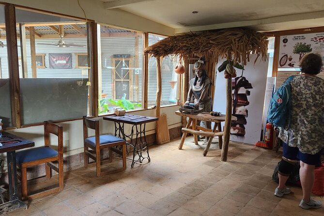 roatan-excursion-rum-company-chocolate-factory-with-sloths-park