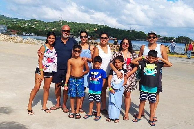 roatan-fun-bus-group-sightseeing-island-private-tour