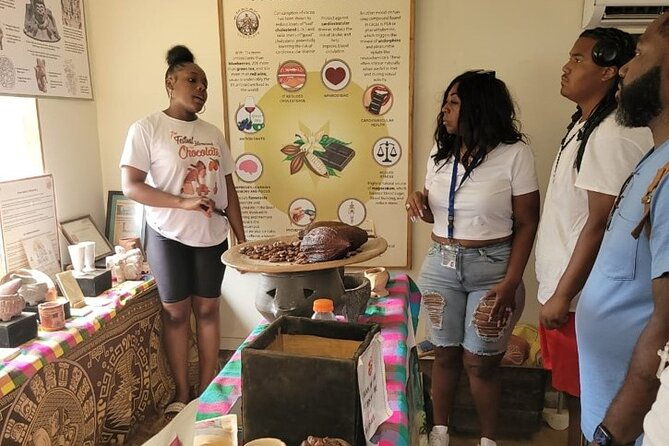 roatan-tour-with-sloth-monkeys-chocolate-and-rum-factory