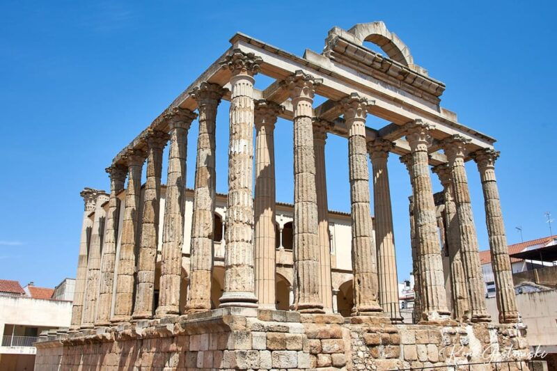 roman-temple-of-evora-chapel-of-bones-cathedral-of-evora