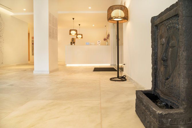 romantic-couple-massage-spa-entry-and-private-jacuzzi-with-cava