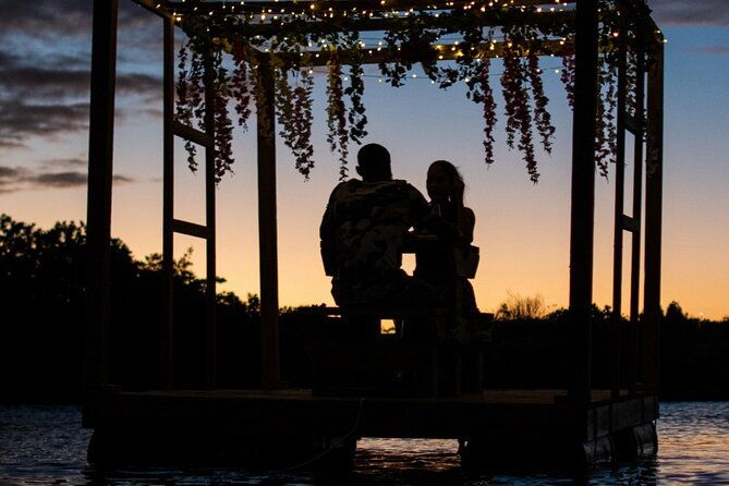 romantic-floating-picnic-experience