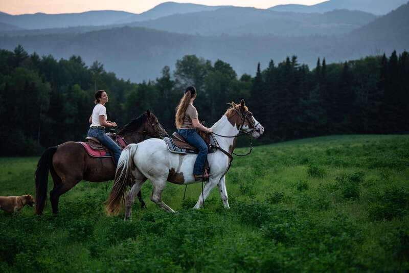 romantic-horseback-riding-at-sunset-la-crepuscule
