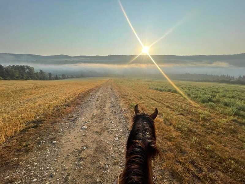 romantic-horseback-riding-at-sunset-la-crepuscule
