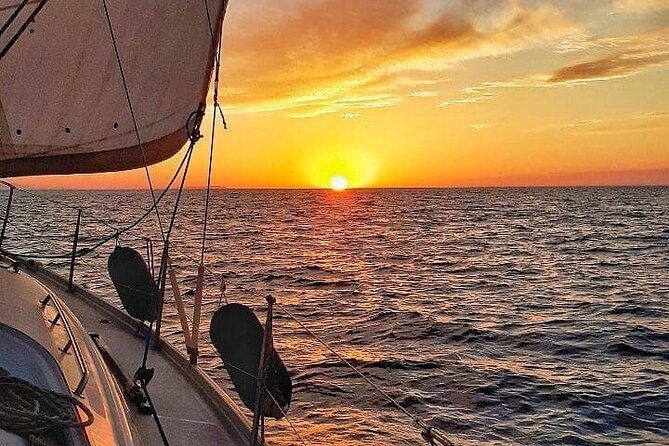 romantic-luxury-sunset-sailing