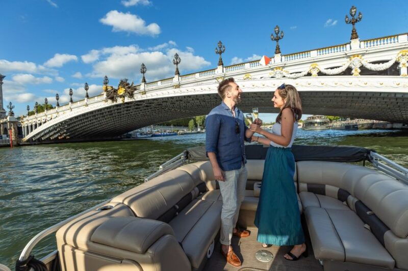 romantic-photo-shooting-on-a-private-boat-in-paris