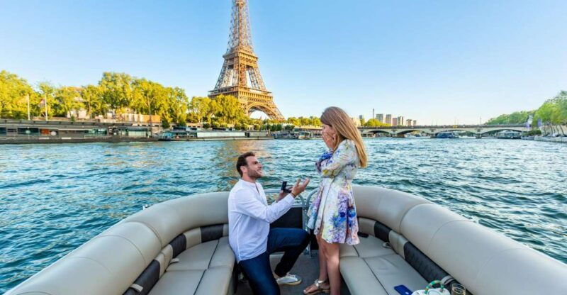 romantic-photo-shooting-on-a-private-boat-in-paris