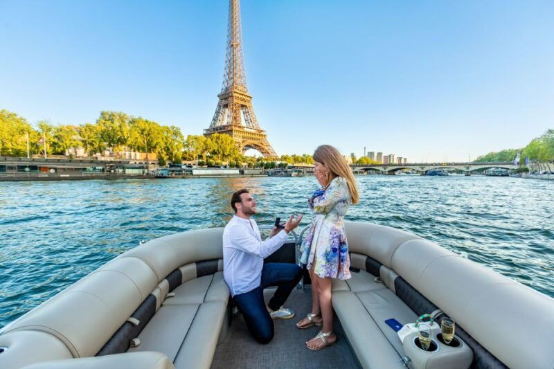 romantic-photo-shooting-on-a-private-boat-in-paris