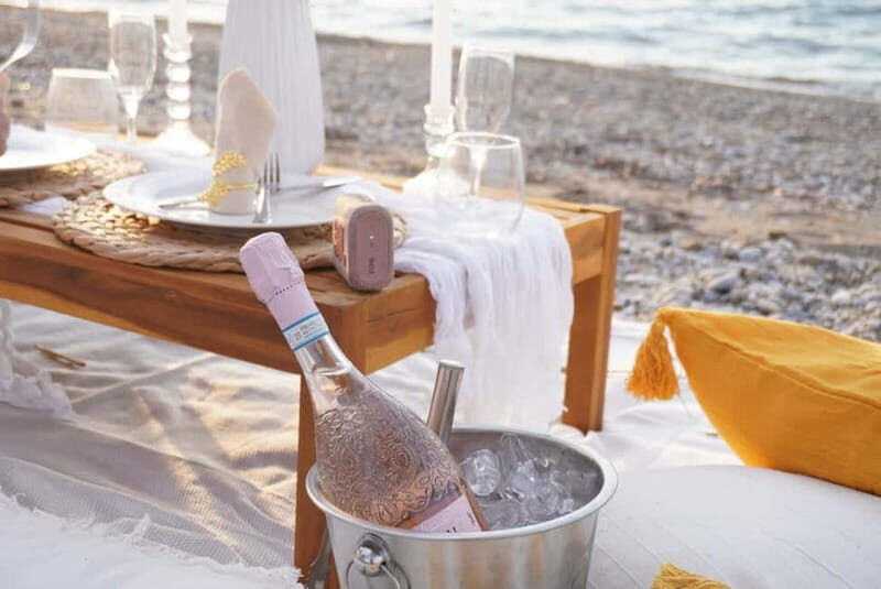 Romantic picnic in Corinth by the sea - Key Points