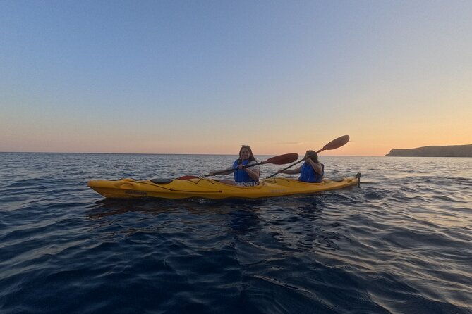 romantic-sunset-kayaking-tour-in-milos