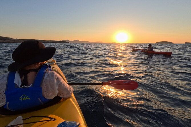 romantic-sunset-kayaking-tour-in-milos