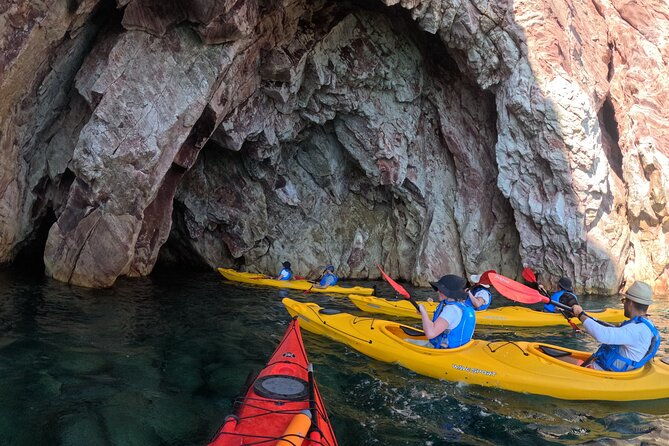 romantic-sunset-kayaking-tour-in-milos