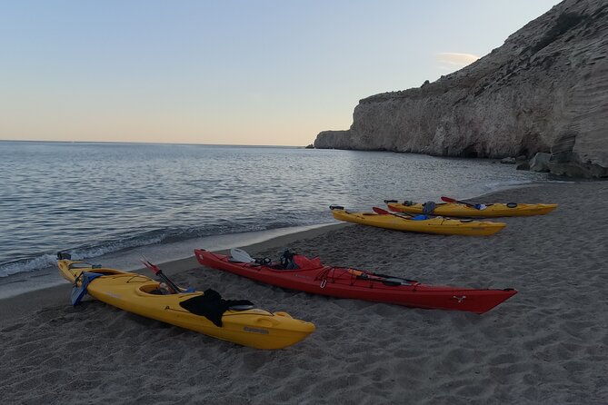 romantic-sunset-kayaking-tour-in-milos