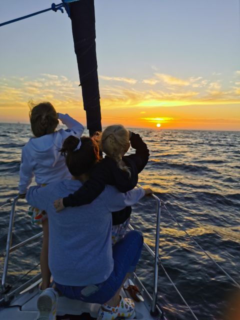 romantic-tour-on-a-luxury-sailboat-with-vintage-transfer-4h