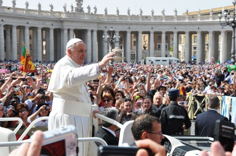 rome-audience-pope-francis-with-tour-guide