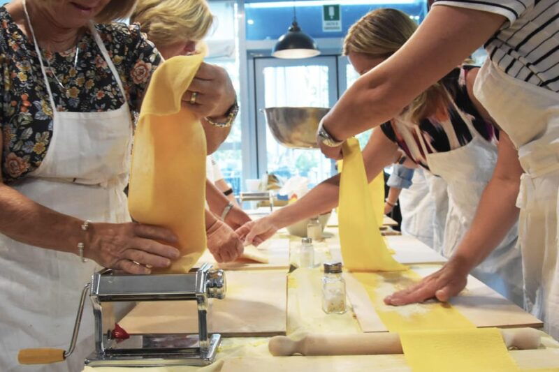 rome-fettucine-ravioli-and-tiramisu-making-class-wine