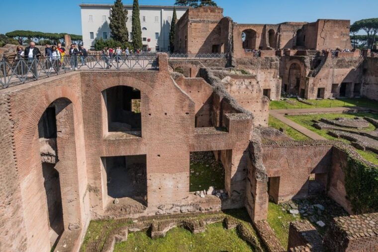 rome-roman-piazzas-with-colosseum-and-roman-forum-tour