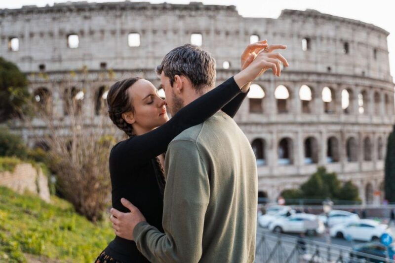 rome-romantic-couple-photoshoot-experience-at-the-colosseum