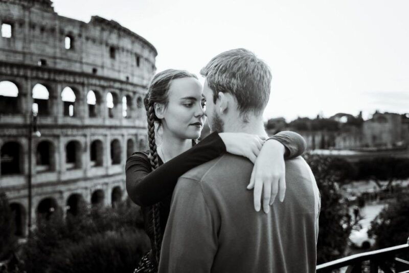 rome-romantic-couple-photoshoot-experience-at-the-colosseum