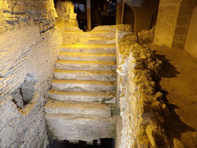 rome-trevi-fountain-and-navona-square-underground-tour