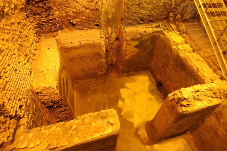 rome-trevi-fountain-district-underground-tour-and-ice-cream
