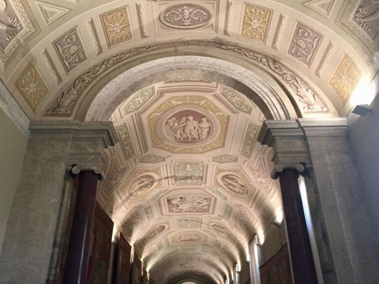 rome-vatican-museums-sistine-chapel-raphaels-rooms