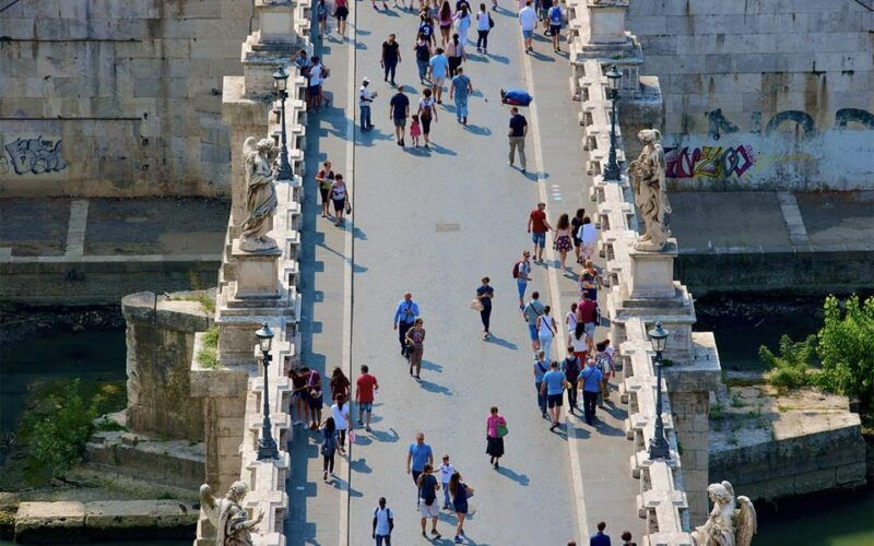 rome-walking-tour-through-castel-santangelos-history