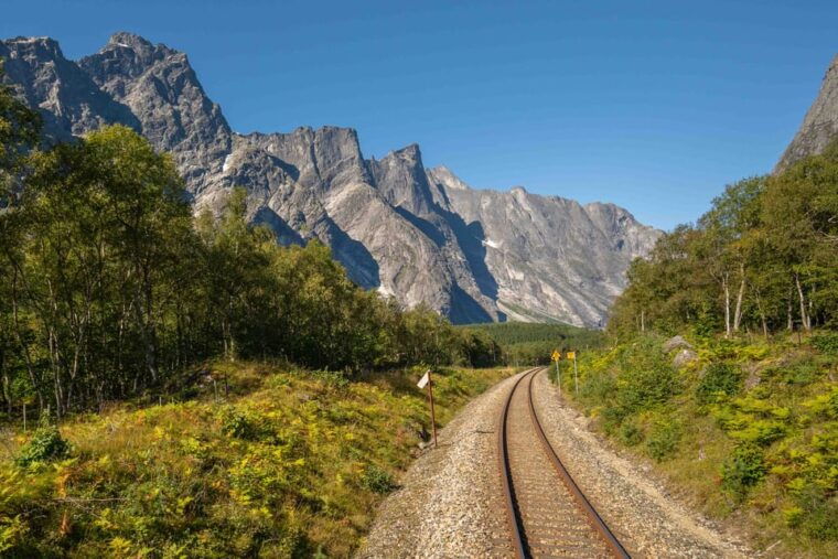 romsdalen-rauma-railway-golden-train-with-guide