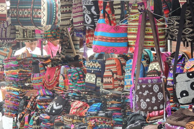rose-plantation-equator-line-and-otavalo-market-private-tour