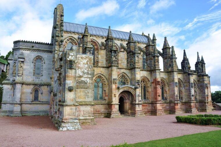 rosslyn-chapel-scottish-borders-tour-from-edinburgh