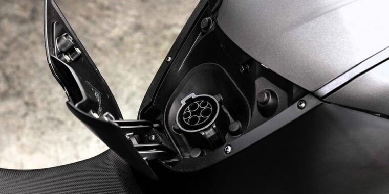 rostock-zero-sr-40kw-electric-motorcycle-rental