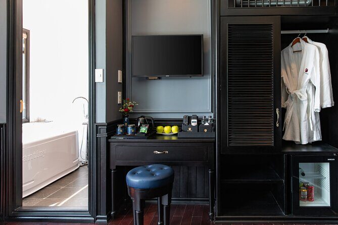 Rosy Cruise 5 Star Luxury Halong and Lan Ha Bay 2 Day 1 Night - FAQs