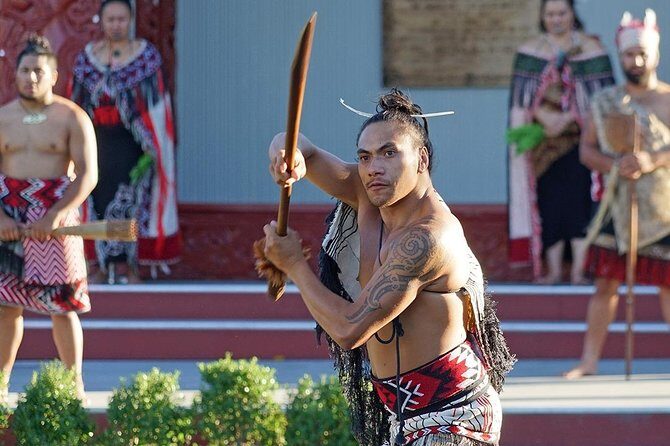 Rotorua Highlights Tour inc. Te Puia Tour, Lunch & Cultural Show - Exploring Waikato and Tirau