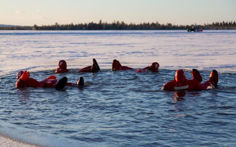 rovaniemi-arctic-ice-floating-and-northern-lights-tour