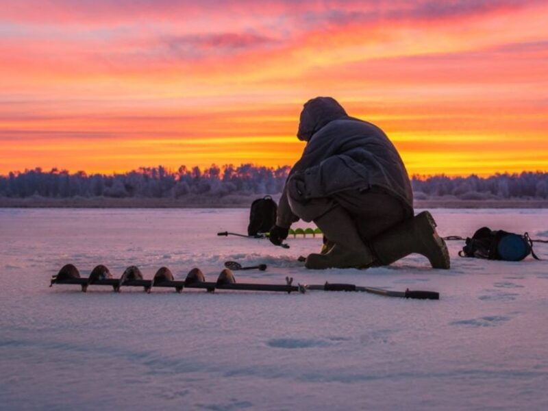 rovaniemi-ice-fishing-small-group-tour-barbeque-3