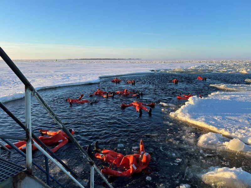 rovaniemi-icebreaker-arktis-cruise-with-ice-floating