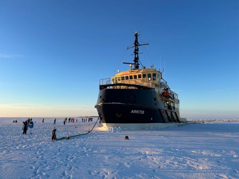 rovaniemi-icebreaker-arktis-cruise-with-ice-floating