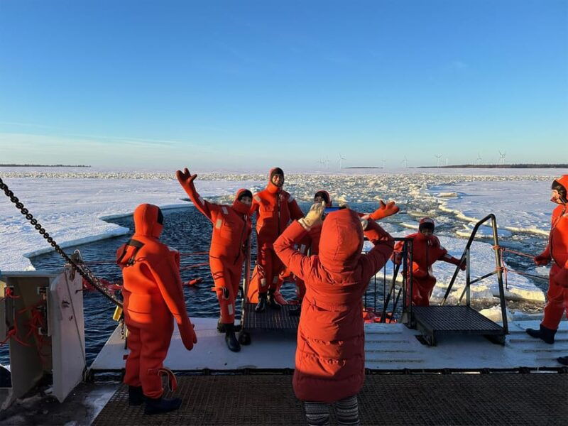 rovaniemi-icebreaker-arktis-cruise-with-ice-floating