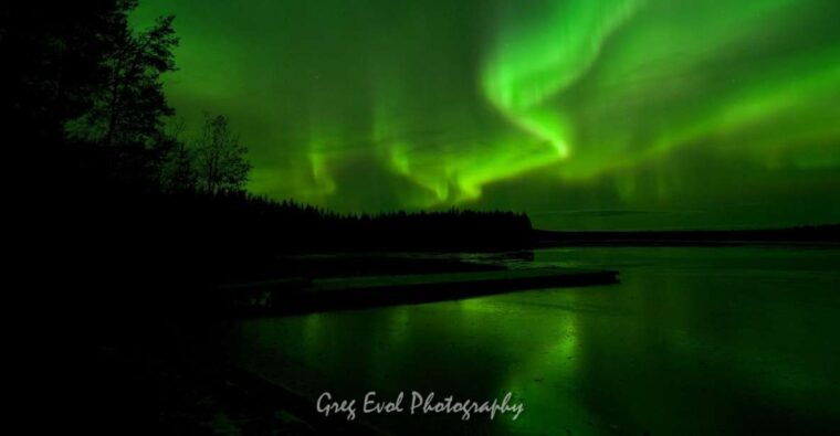 rovaniemi-northern-lights-hunting-in-lappish-old-cottage
